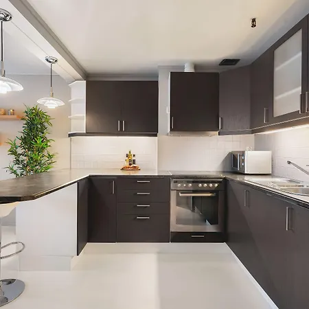 Arctic Homes - Downtown Penthouse 아파트