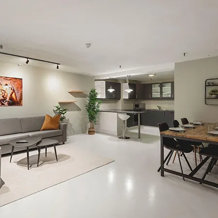 Arctic Homes - Downtown Penthouse 아파트