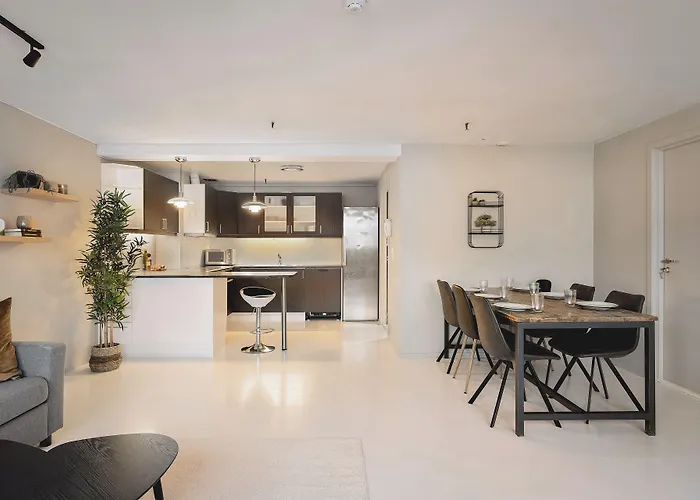 Arctic Homes - Downtown Penthouse דירה